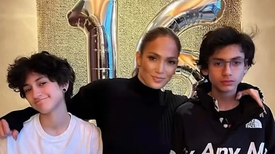 Jennifer Lopez: Μάς συστήνει τα δίδυμα παιδιά της, Max και Emme