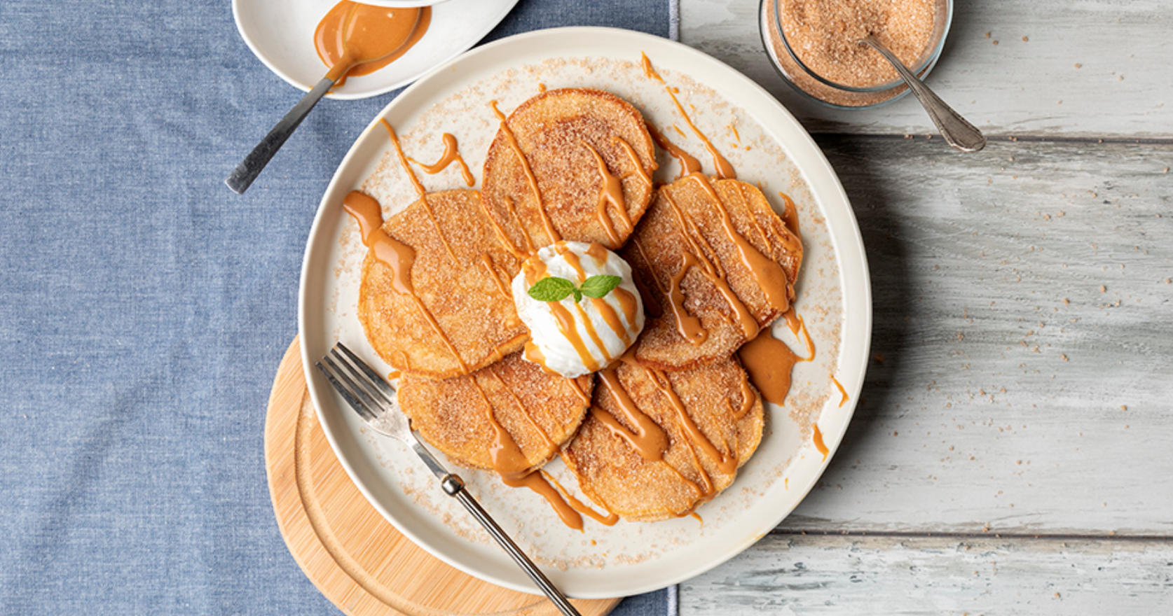 Συνταγή: Churros pancakes με σάλτσα καραμέλας