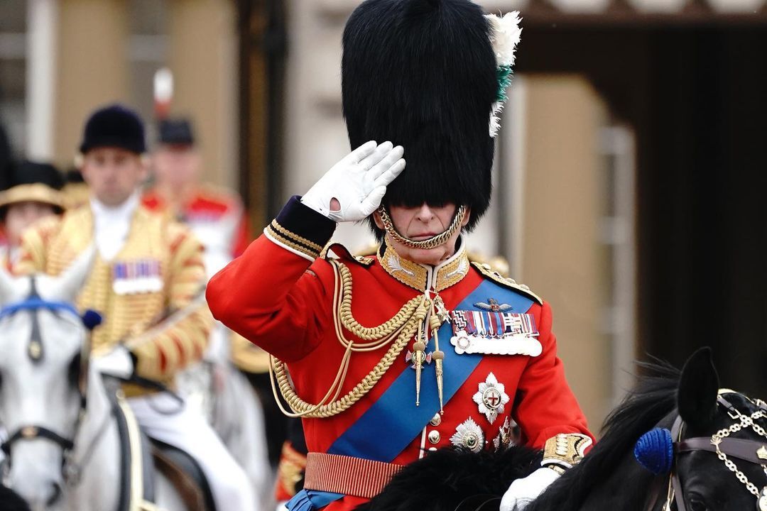  Έφιππος πέρσι ο βασιλιάς Κάρολος στο Trooping the Color. Photo: Instagram/theroyalfamily