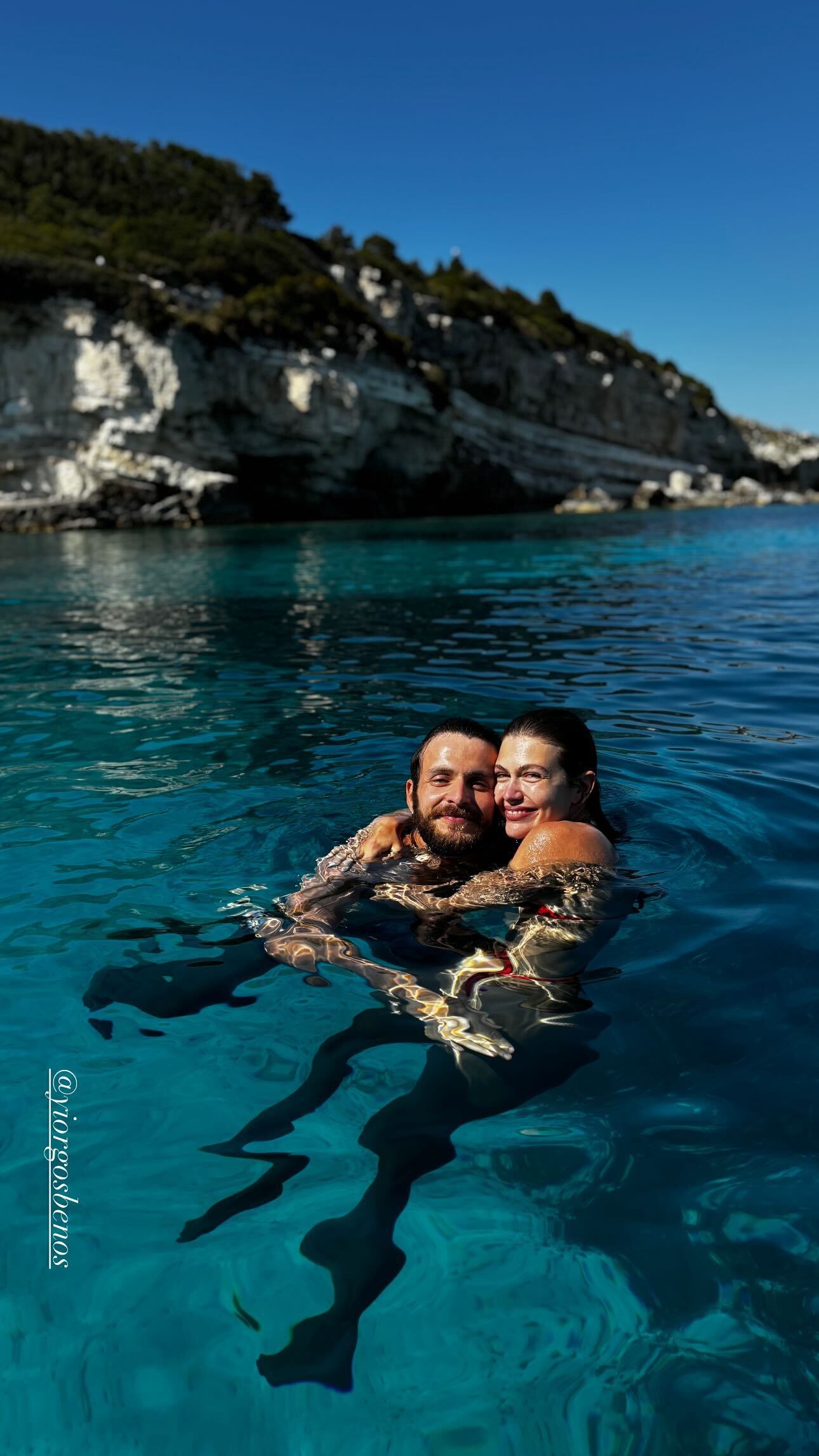 H Κλέλια Ανδριολάτου και ο Γιώργος Μπένος στα ονειρικά νερά των Παξών. Photo: Instagram/klelia_andriolatou