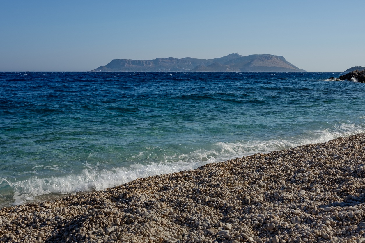 Σε αυτές τις 3 παραλίες της Αττικής δεν θα σας ενοχλήσει κανείς... ούτε η ρακέτα