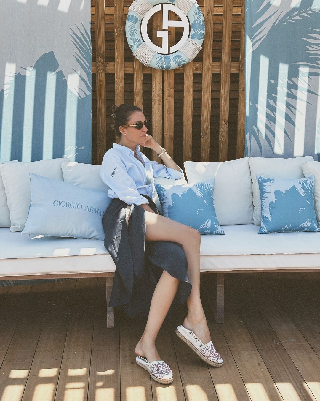 Η Βίκυ Καγιά με το ultimate beach chic look. Photo: Instagram/vickykaya_