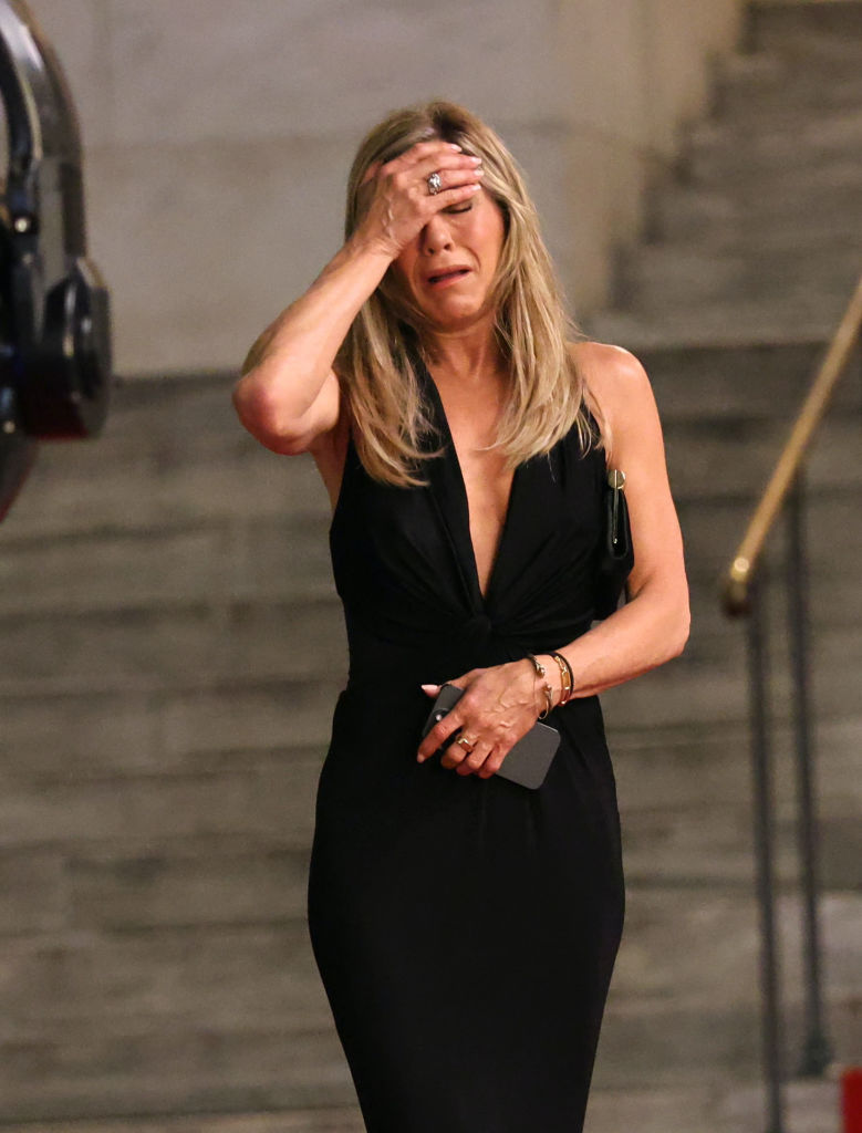 Η Jennifer Aniston στα γυρίσματα του "The Morning Show" στη Δημόσια Βιβλιοθήκη της Νέας Υόρκης