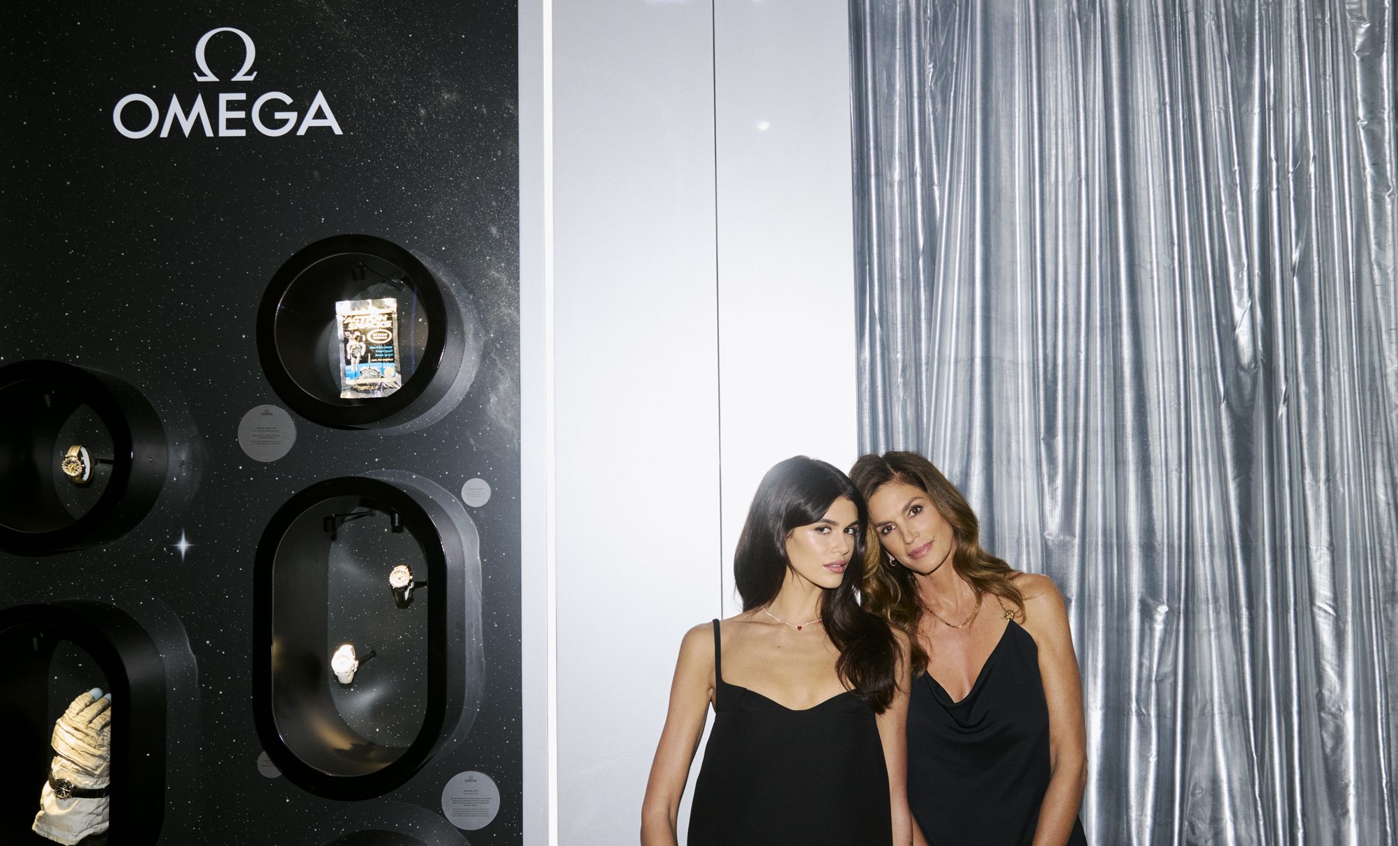 OMEGA House: Εγκαίνια στο Παρίσι με τη Cindy Crawford και την Kaia Gerber