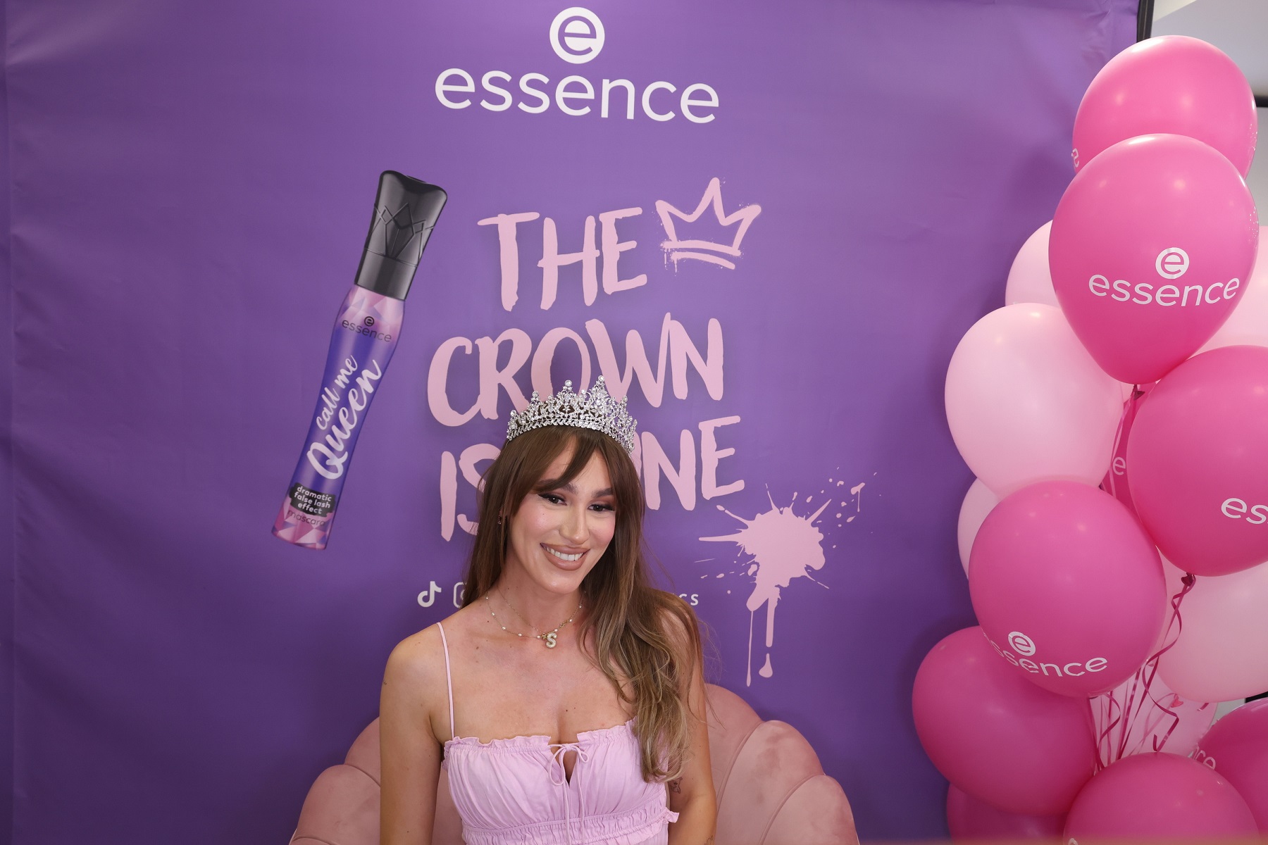 Essence Cosmetics: Λαμπερή εκδήλωση με σταρ… μία mascara