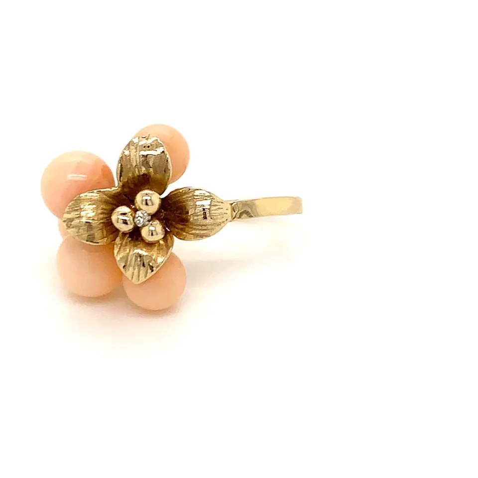 Το vintage δαχτυλίδι «High Tea Yellow Gold Coral Bead Flower Ring», πωλείται προς 1.250 δολάρια και είναι κατασκευασμένο από κίτρινο χρυσό 14 καρατίων.