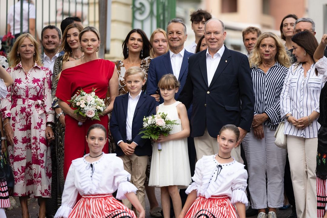 Η πριγκίπισσα Σαρλίν με ολόσωμη jumpsuit. Photo: Instagram/monaco_info