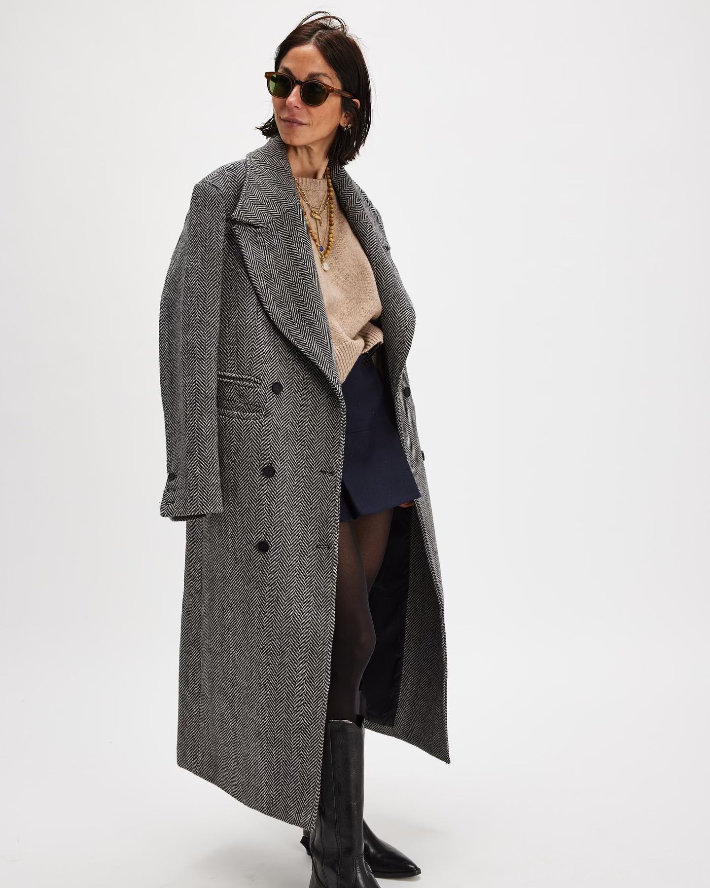 To herringbone coat, το all time πανωφόρι έχει κανόνες και η Σοφία Καρβέλα τους γνωρίζει