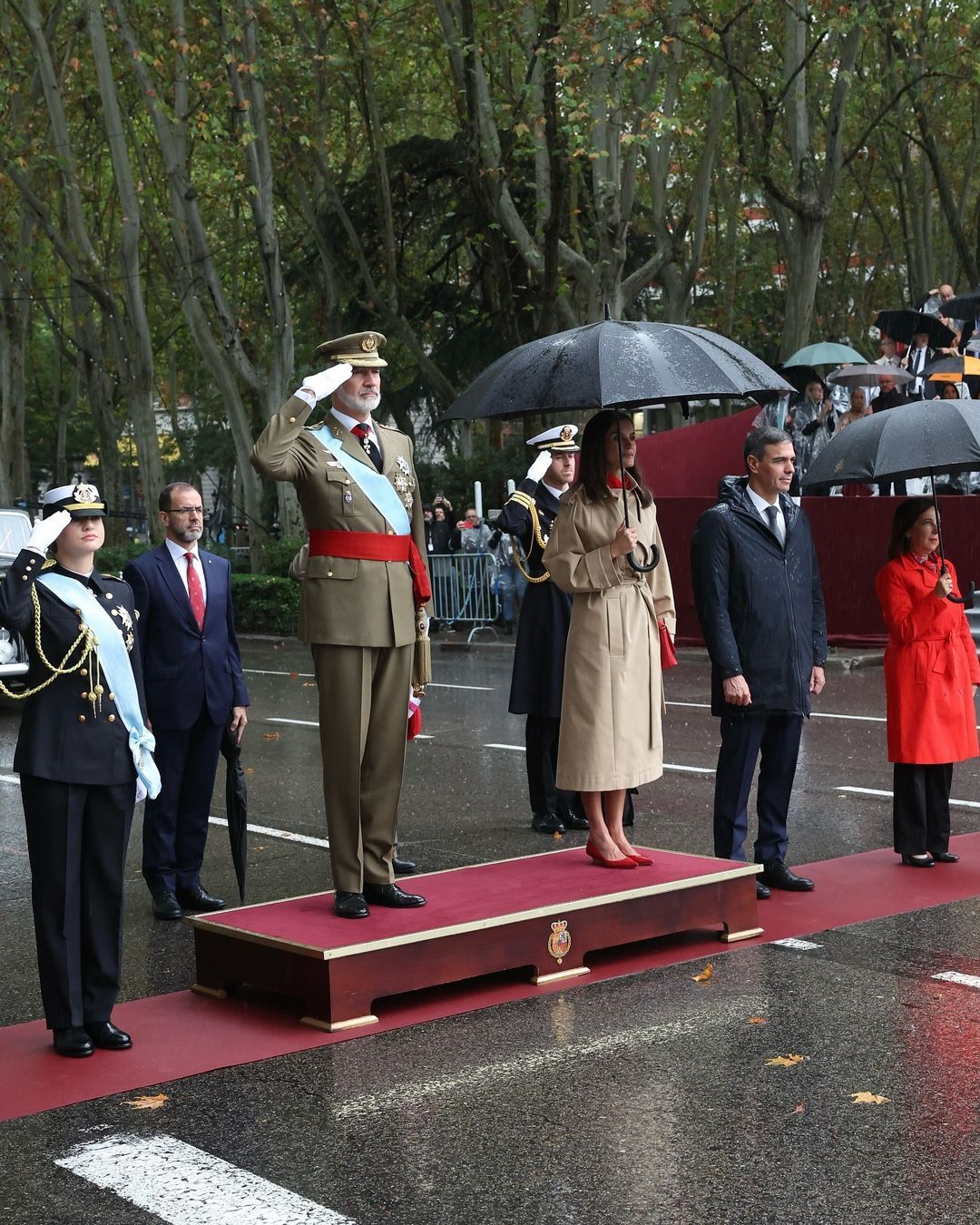 Υπό έντονη βροχή παρακολούθησαν την στρατιωτική παρέλαση ο βασιλιάς Φελίπε και η βασίλισσα Λετίθια. Photo: Instagram/casareal.es