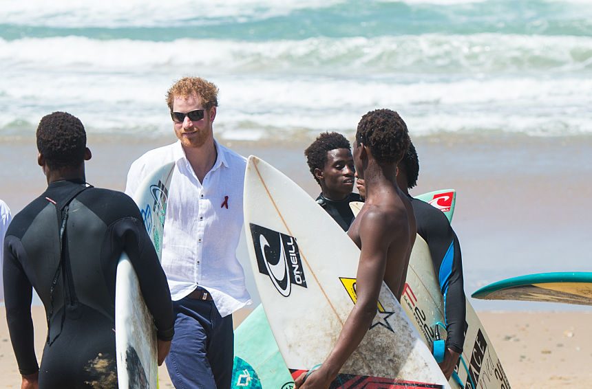 Πρίγκιπας Χάρι: Κάνει surf ενώ ετοιμάζεται να αγοράσει εξοχικό στην Πορτογαλία (video)