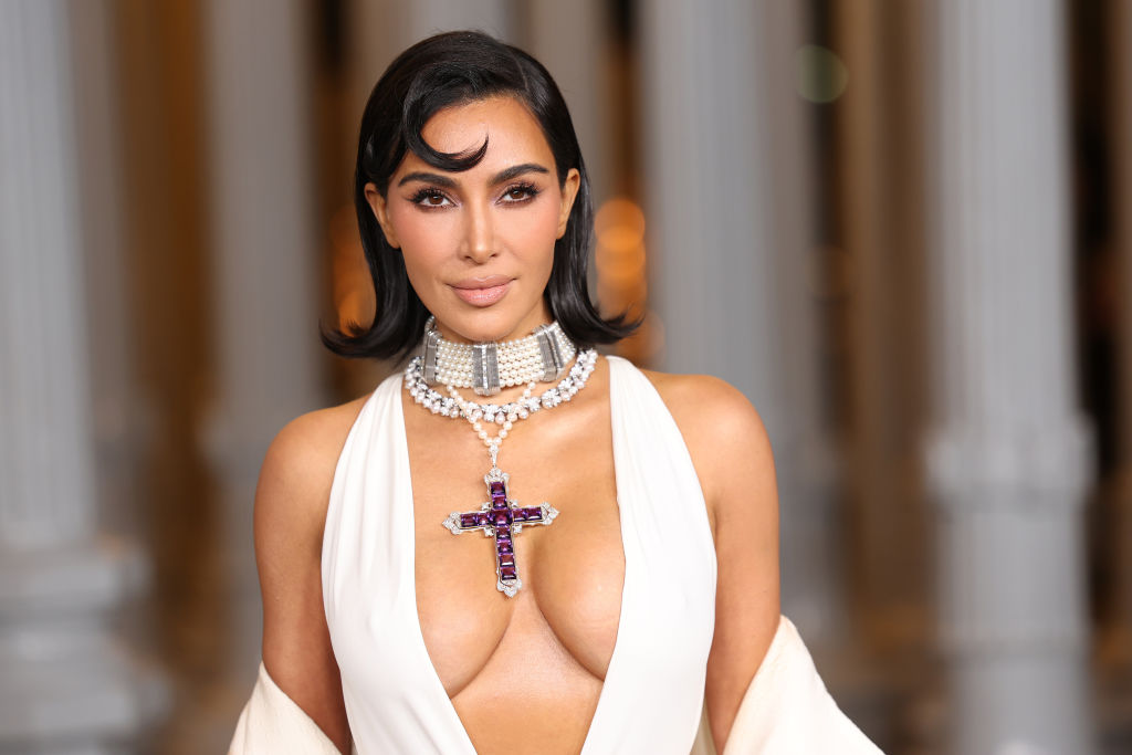 Kim Kardashian: Εμφανίστηκε με κόσμημα της πριγκίπισσας Νταϊάνα αξίας πολλών χιλιάδων ευρώ