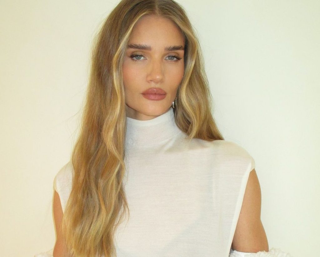 Rosie Huntington Whiteley: Με την εμφάνιση της επαναφέρει μια τάση στα καλσόν