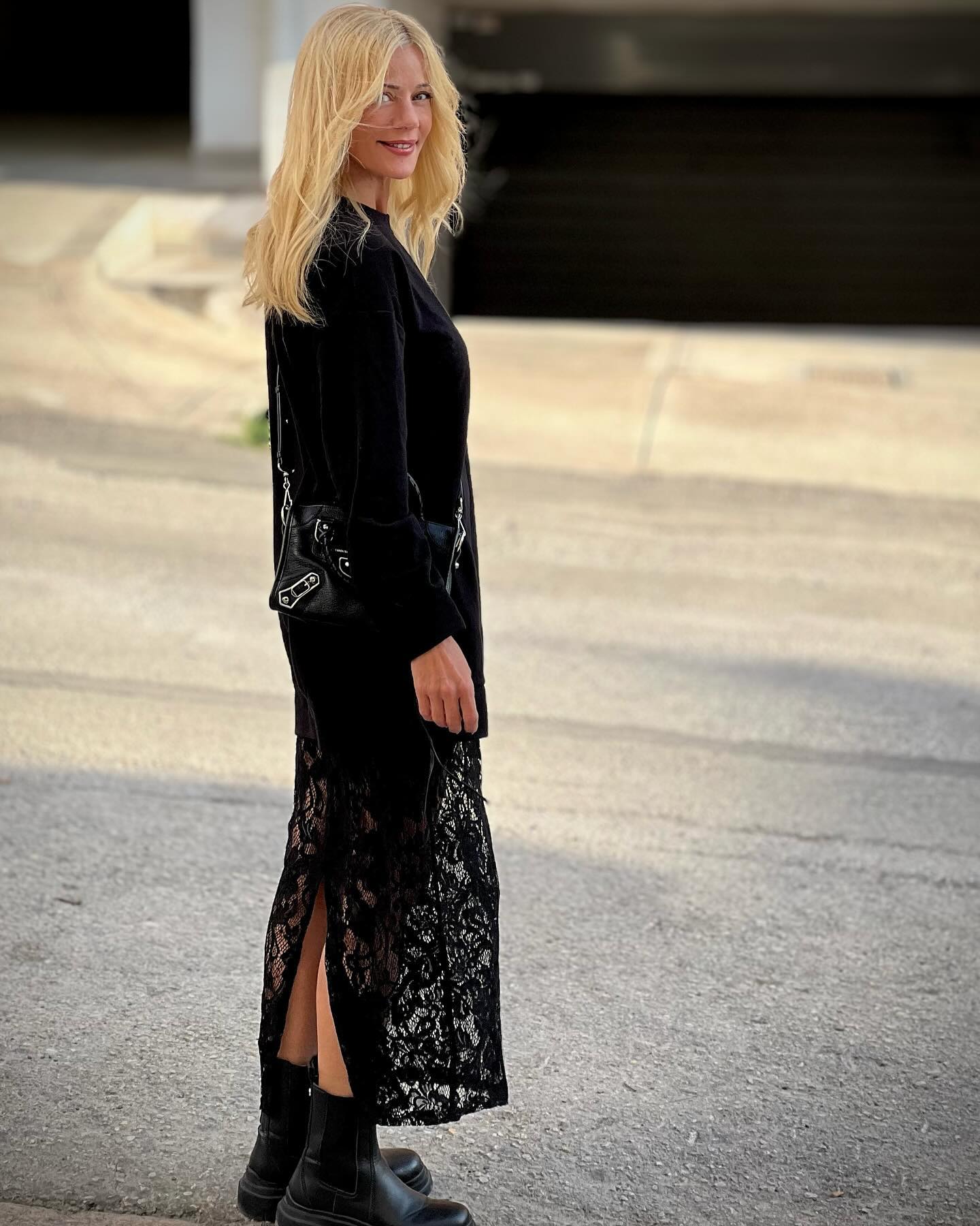 Ζέτα Μακρυπούλια: Lace dress με αρβυλάκια και oversized φούτερ. Πιο fashion δεν γίνεται. Photo: Instagram/zeta_makripoulia_official