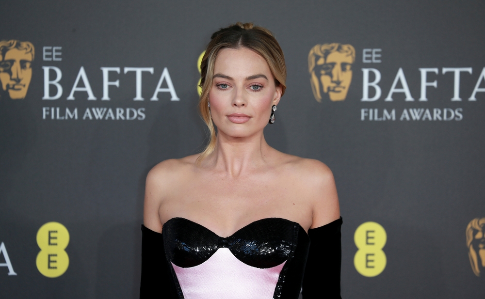 Margot Robbie: Η πρώτη της βόλτα μετά τον ερχομό του γιου της