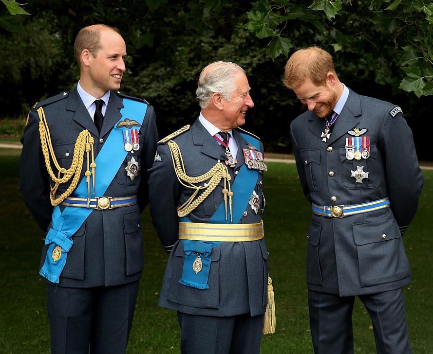 Ο βασιλιάς Κάρολος με τους δυο γιους του. Photo: Instagram/clarencehouse