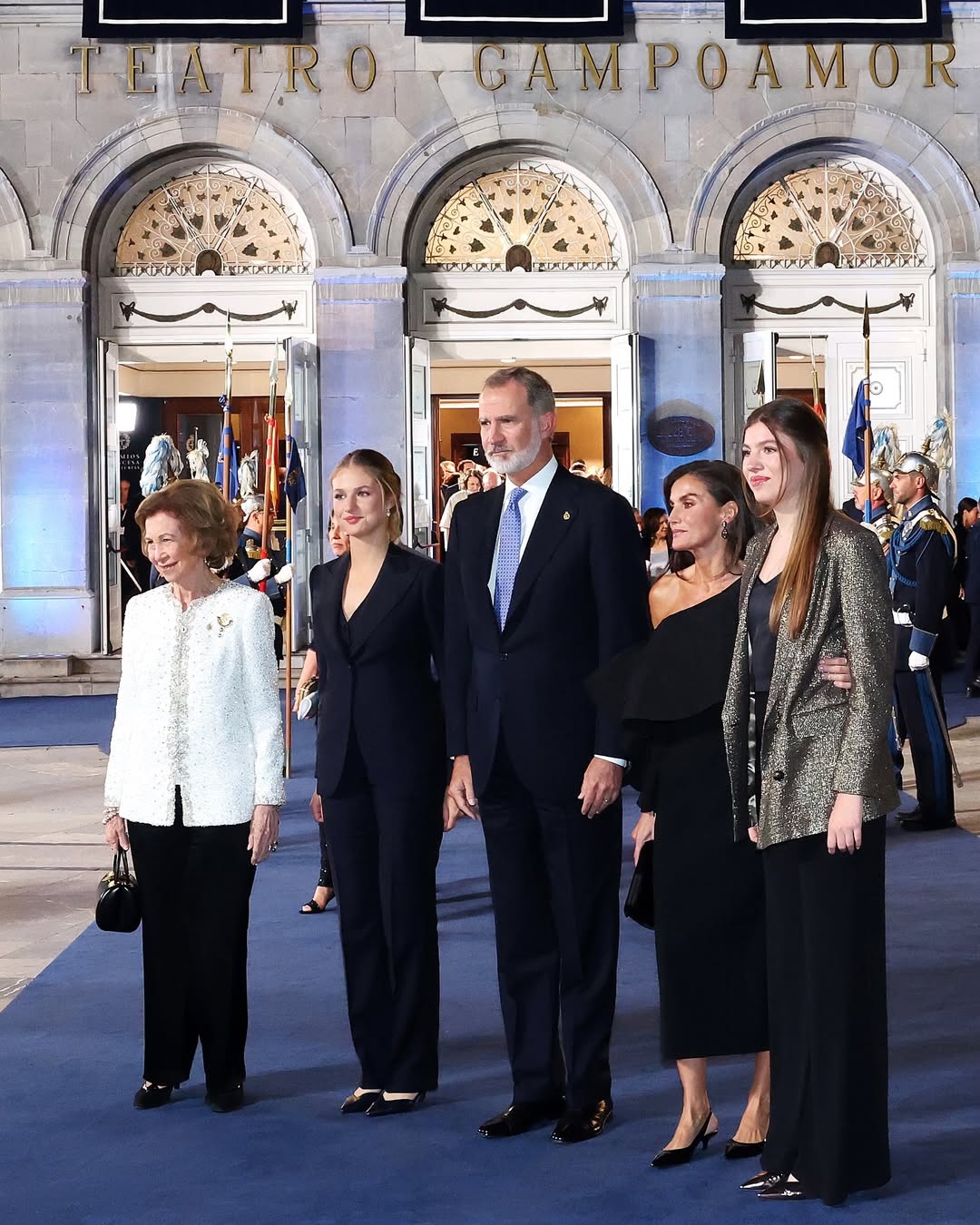 Η ισπανική βασιλική οικογένεια με τη βασίλισσα Σοφία