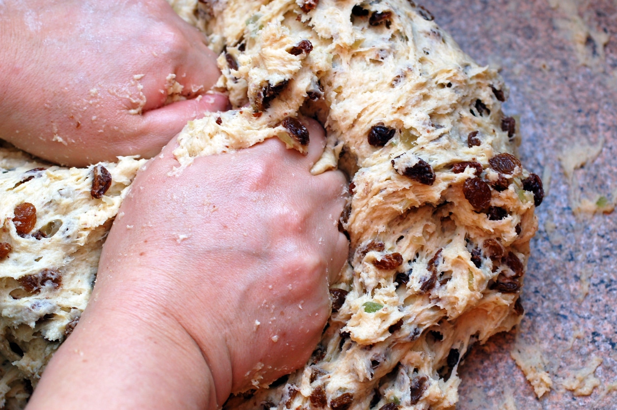 Χριστουγεννιάτικη Συνταγή: Το σχήμα του Stollen, θυμίζει μωρό τυλιγμένο σε σπάργανα, συμβολίζει το Χριστό