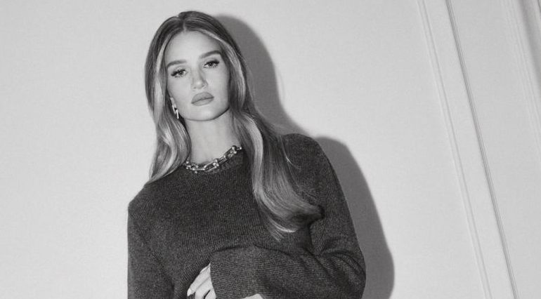 Rosie Huntington Whiteley: Η πανέμορφη λεπτομέρεια από την γκρι, μίντι φούστα της που δεν παρατηρήσαμε