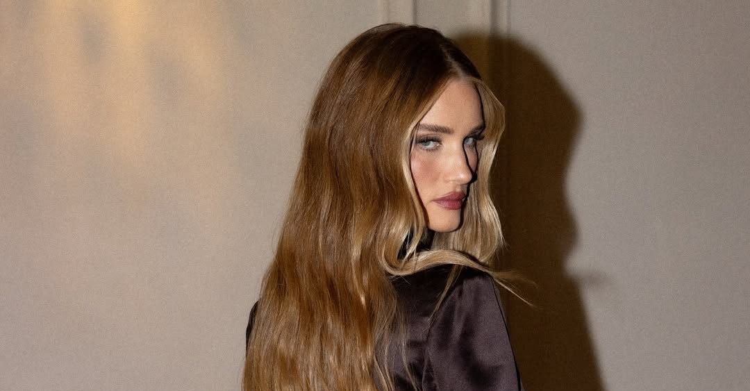 Rosie Huntington Whiteley: Εκπέμπει την supermodel αύρα της με μίνι φούστα και μπότες μέχρι το γόνατο