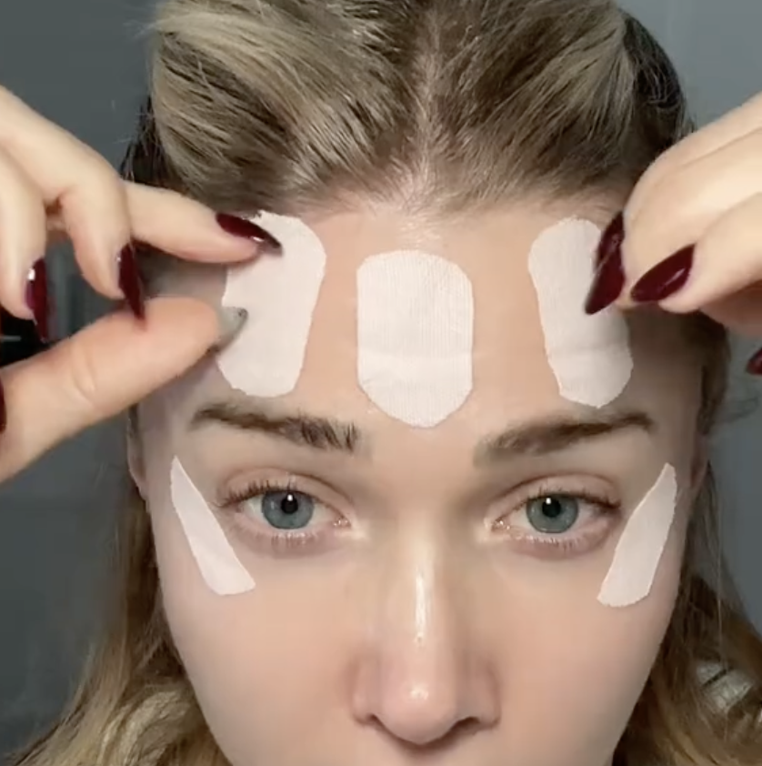 Face taping: Τι είναι το νέο trend του TikTok που υπόσχεται αποτελέσματα botox