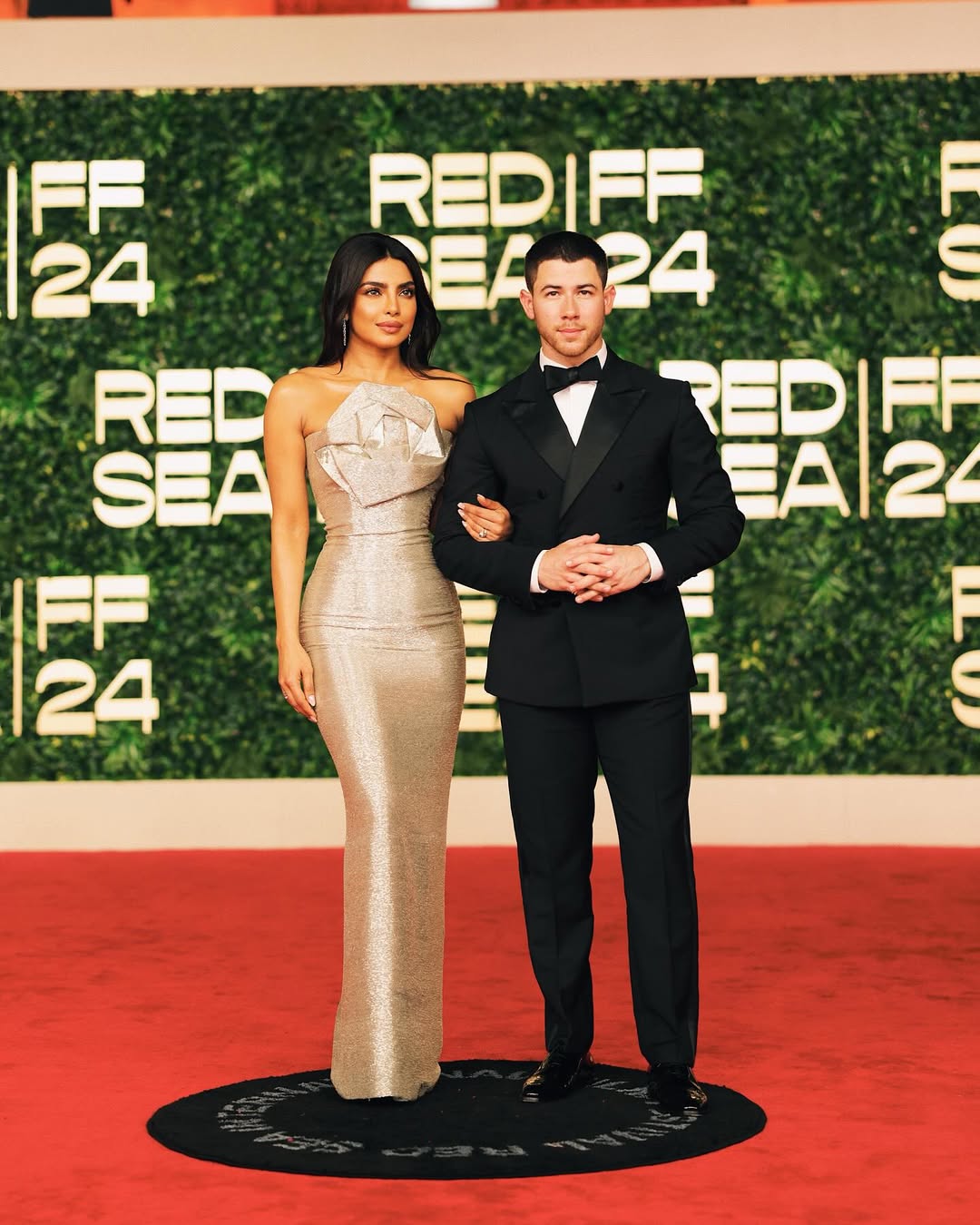 Η Priyanka Chopra επίσης με Oscar de la Renta με τον σύζυγό της, Νικ Τζόνας. Photo: Instagram/priyankachopra