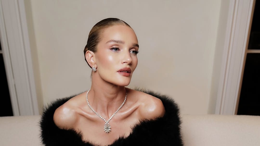 Rosie Huntington Whiteley: Με σέξυ δερμάτινο κορμάκι υπαγορεύει την πιο hot τάση