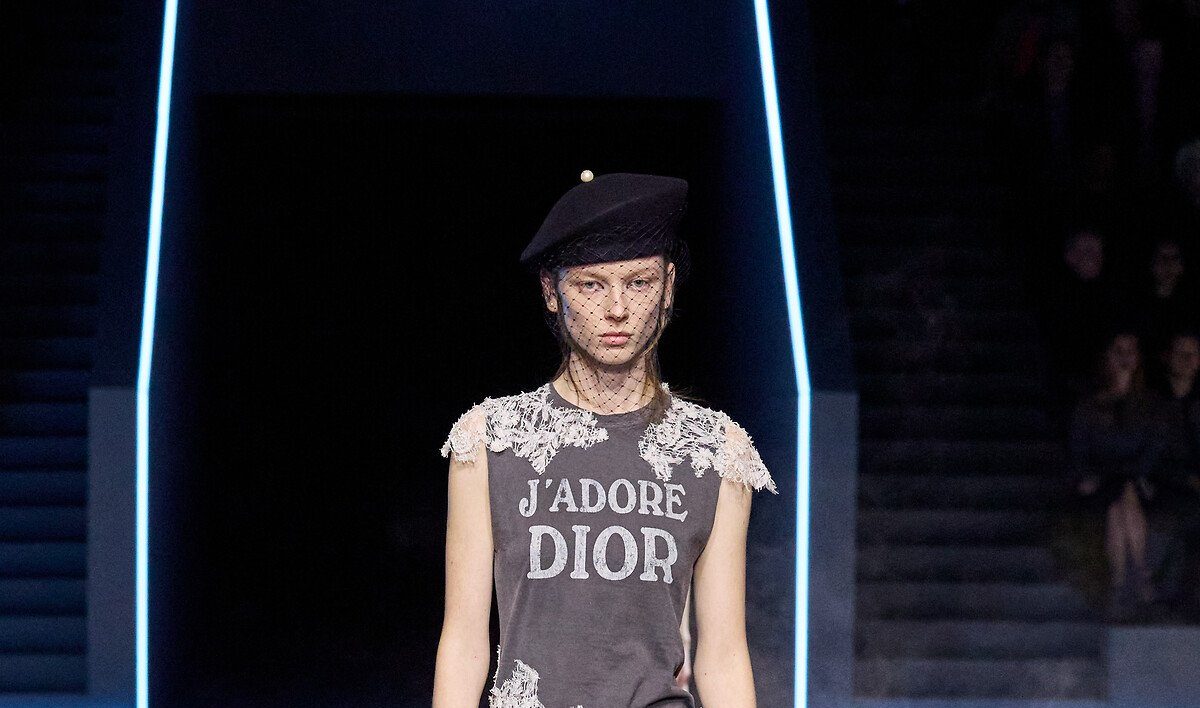 Dior FW25/26: Η Maria Grazia Chiuri επαναπροσδιορίζει τη μόδα ως ζωντανή μεταμόρφωση